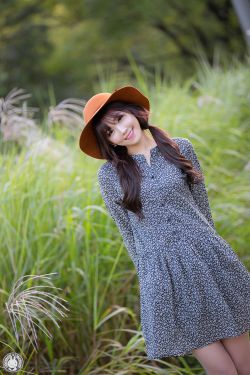 年轻女保险销售员5